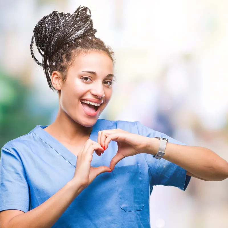 Eine Servicekraft bei PFLEGEN & WOHNEN HAMBURG sorgt für das Wohlbefinden der Bewohner und formt ein Herz.