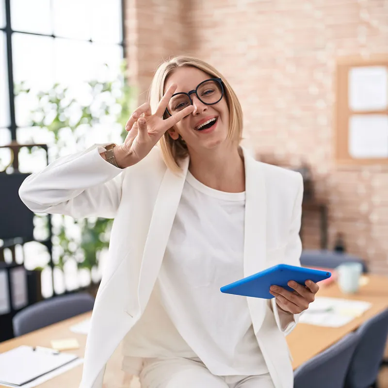 Frau im Konferenzraum plant am Tablet das Trainee-Programm für künftige Führungskräfte bei PFLEGEN & WOHNEN HAMBURG.