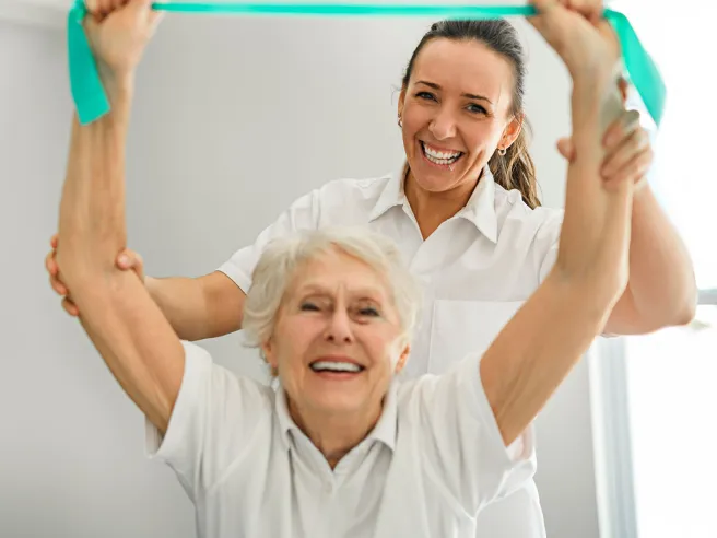 Mitarbeiterin bei PFLEGEN & WOHNEN HAMBURG macht Ergotherapie mit Bewohnerin für ihre mentale und körperliche Gesundheit.