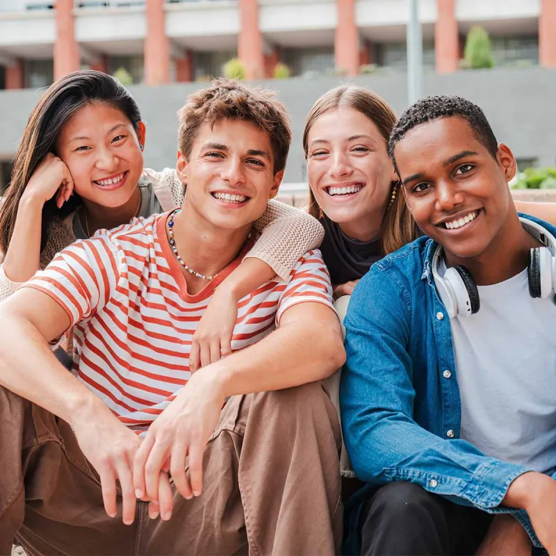 Vier junge Menschen tauschen sich über ihre Einblicke im Pflege-Praktikum bei PFLEGEN & WOHNEN HAMBURG aus.