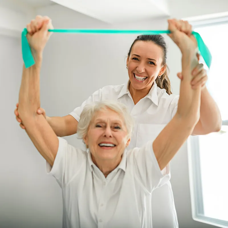 Mitarbeiterin bei PFLEGEN & WOHNEN HAMBURG macht Ergotherapie mit Bewohnerin für ihre mentale und körperliche Gesundheit.