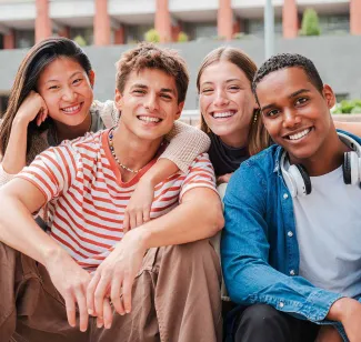 Vier junge Menschen tauschen sich über ihre Einblicke im Pflege-Praktikum bei PFLEGEN & WOHNEN HAMBURG aus.